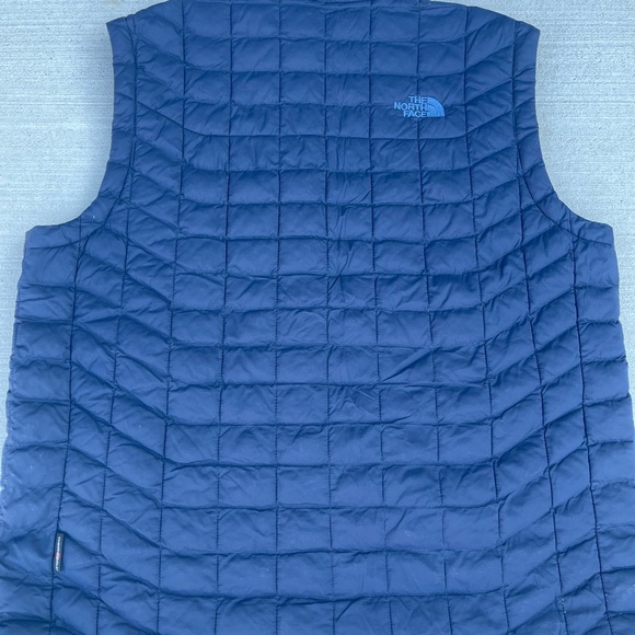 Men’s The North Face Quilted Blue Outerwear - Picture 7 of 8